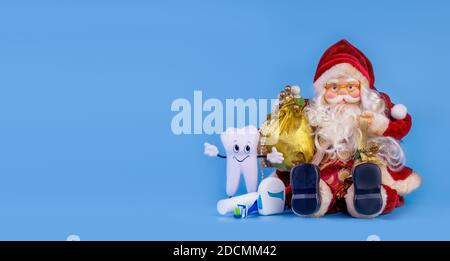 Buon Natale da Dentist modello dente con regali su sfondo blu con Copy Space. Foto Stock