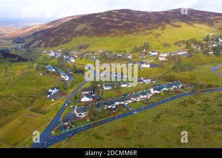 Wanlockhead, Scozia, Regno Unito. 22 novembre 2020. Un tentativo da parte di una comunità di fiducia di acquistare terreni circostanti il villaggio più alto della Scozia dal Duca di Buccleuch è fallito con la sua offerta di finanziamento di £1.5 milioni. Lo Scottish Land Fund ha dichiarato alla campagna di buyout del Wanlockhead Community Trust di aver chiuso la domanda di finanziamento pubblico. Nella foto; vista aerea del villaggio di Wanlockhead. Iain Masterton/Alamy Live News Foto Stock