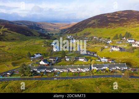 Wanlockhead, Scozia, Regno Unito. 22 novembre 2020. Un tentativo da parte di una comunità di fiducia di acquistare terreni circostanti il villaggio più alto della Scozia dal Duca di Buccleuch è fallito con la sua offerta di finanziamento di £1.5 milioni. Lo Scottish Land Fund ha dichiarato alla campagna di buyout del Wanlockhead Community Trust di aver chiuso la domanda di finanziamento pubblico. Nella foto; vista aerea del villaggio di Wanlockhead. Iain Masterton/Alamy Live News Foto Stock