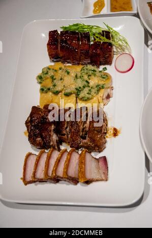 Una selezione di carne alla griglia di char siu, maiale arrosto, pollo tagliato bianco sono l'oca arrosto servita al Rongxing Jiujia, un ristorante cantonese a Shanghai's Foto Stock