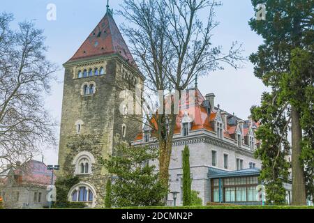 Vista sulla Château d'Ouchy, un palazzo di Losanna, vicino al lago Leman, Svizzera Foto Stock