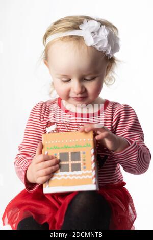 Bambino con GIOIA di Natale e allegria ed eccitamento di festa per la bambina. Femmina per bambini con tema natalizio. Ragazza canadese di 2 anni con Natale Foto Stock