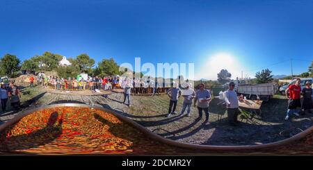 Visualizzazione panoramica a 360 gradi di Paella gigante è preparato durante la Fiesta de Santa Barbara accanto alla piccola cappella di sta Barbara vicino al piccolo villaggio di Altea la Vella, Alicante