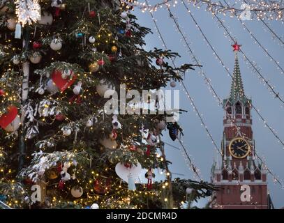 Russia Mosca. Luci natalizie del Cremlino di Mosca, alla vigilia di Capodanno. Foto Stock