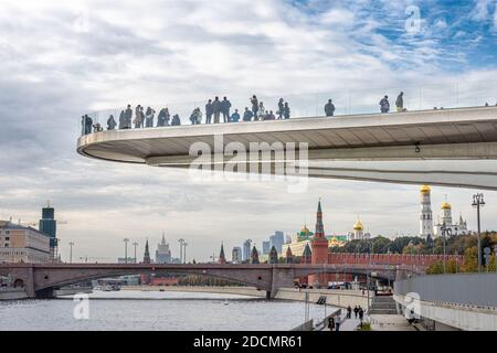 Il ponte galleggiante con la gente sopra il fiume Mosca nel parco Zaryadye vicino a Piazza Rossa. Architettura paesaggistica di Mosca Foto Stock