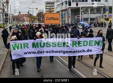 Cottbus, Germania. 22 novembre 2020. I partecipanti ad una dimostrazione contro le misure Corona portano un cartello con l'iscrizione 'dobbiamo parlare!' e un cartello con il nome della località. Secondo la polizia, 300 partecipanti sono stati registrati per la dimostrazione. Credit: Patrick Pleul/dpa-Zentralbild/dpa/Alamy Live News Foto Stock