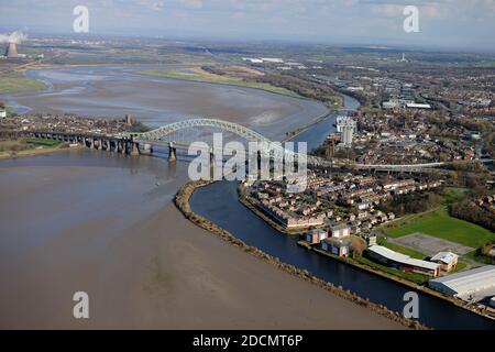 Il Silver Jubilee Bridge Aerial View, conosciuto anche come il Runcorn-Widnes Road Bridge from the Air. Foto Stock