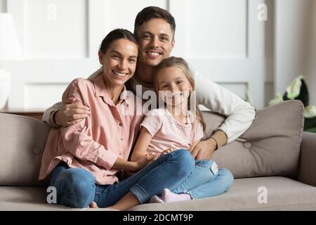 Giovane amorevole abbracciando la sua amata moglie e la piccola figlia Foto Stock