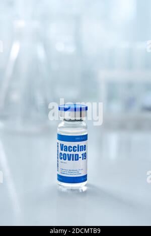 Covid 19 flaconcino di vaccino coronavirus flacone per preparazioni iniettabili su base medica. Foto Stock