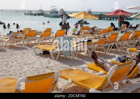 Sedie da spiaggia in una giornata di sole su un'isola. Foto Stock