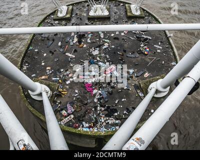 Lo Skateboard Graveyard Hungerford Bridge Central London con vista grandangolare Foto Stock