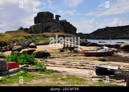 Marea che esce da Porth Hellick con barche da pesca in bretella e la formazione rocciosa conosciuta come il cammello caricato sull'isola di St Mary's, isole di Sci Foto Stock