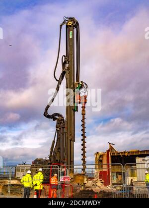 Costruzione del nuovo Regent Cinema sul lungomare di Redcar alesatrice per palafitte per la colata di pali di calcestruzzo in situ Foto Stock