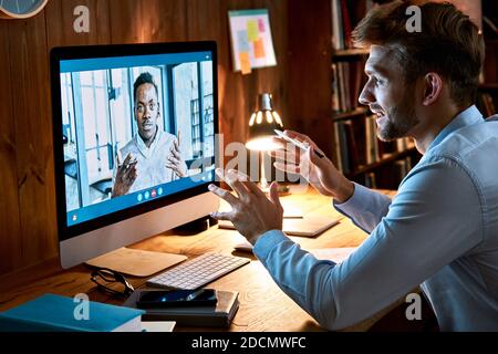 Diversi uomini d'affari che parlano di videoconferenza chiamata virtuale riunione. Foto Stock