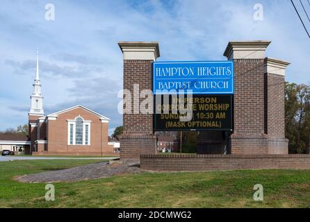 WADE HAMPTON, SC, STATI UNITI. 22 NOV 2020. Questa chiesa del South Carolina sta invitando i congregati a partecipare ai servizi della chiesa con o senza maschere, nonostante gli attuali avvisi sanitari. I funzionari sanitari hanno fortemente consigliato l'uso continuato di maschere e di distanza sociale come tassi COVID salire negli Stati Uniti e come il paese ha appena superato 256,000 morti. Immagini di luce del castello / Alamy Live News. Foto Stock