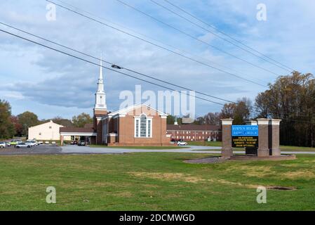 WADE HAMPTON, SC, STATI UNITI. 22 NOV 2020. Questa chiesa del South Carolina sta invitando i congregati a partecipare ai servizi della chiesa con o senza maschere, nonostante gli attuali avvisi sanitari. I funzionari sanitari hanno fortemente consigliato l'uso continuato di maschere e di distanza sociale come tassi COVID salire negli Stati Uniti e come il paese ha appena superato 256,000 morti. Immagini di luce del castello / Alamy Live News. Foto Stock