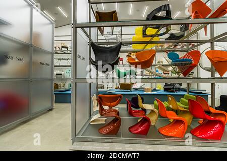 Una selezione di oggetti chiave del design di mobili sono esposti nel Vitra Show Depot. Ecco una serie di sedie Panton di Verner Panton. Il „Schaudepot' archivia la proprietà completa del designer danese Verner Panton. Vitra Campus a Weil am Rhein, Germania Foto Stock