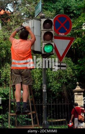 montaggio e riparazione di un sistema di semafori su via Foto Stock