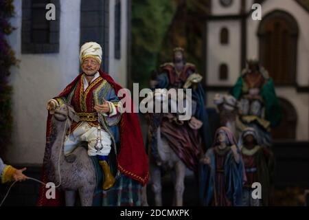 Presepe scena di tre saggi su cammelli. Stagione natalizia, set di figurine dei tre Re, concetti di rappresentazione della religione cristiana Foto Stock