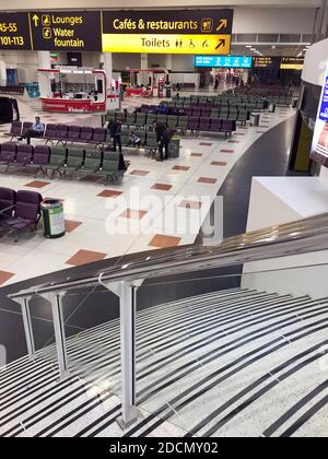 Londra, Regno Unito. 22 novembre 2020. L'aeroporto di Gatwick che opera solo il Terminal Nord è ancora quasi vuoto la domenica a pranzo. Gli aerei sono parcheggiati in folle sulla pista. Credit: JOHNNY ARMSTEAD/Alamy Live News Foto Stock