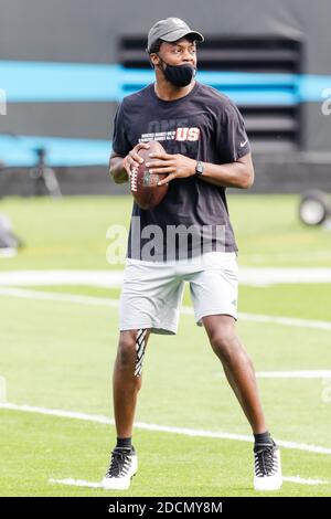 Charlotte, North Carolina, Stati Uniti. 22 novembre 2020. Carolina Panthers quarterback Teddy Bridgewater (5) testerà il suo ginocchio prima del matchup NFL al Bank of America Stadium di Charlotte, NC. (Supporti Scott Kinser/Cal Sport). Credit: csm/Alamy Live News Foto Stock