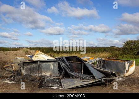 Fly tipping di vecchi frigoriferi e altri prodotti bianchi nel paese di Cambridgeshire, Inghilterra Foto Stock