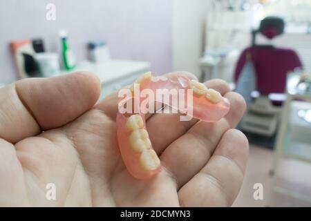 protesi dentale moderna in nylon nelle mani di un medico Foto Stock