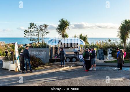 Inchydoney, West Cork, Irlanda. 22 novembre 2020. La soleggiata spiaggia di Inchydoney è stata oggi una destinazione molto apprezzata in una splendida domenica di novembre con un sacco di sole. Il trailer del caffè e del cibo era molto affollato durante tutta la giornata. Credit: AG News/Alamy Live News Foto Stock