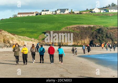 Inchydoney, West Cork, Irlanda. 22 novembre 2020. La soleggiata spiaggia di Inchydoney è stata oggi una destinazione molto apprezzata in una splendida domenica di novembre con un sacco di sole. Credit: AG News/Alamy Live News Foto Stock