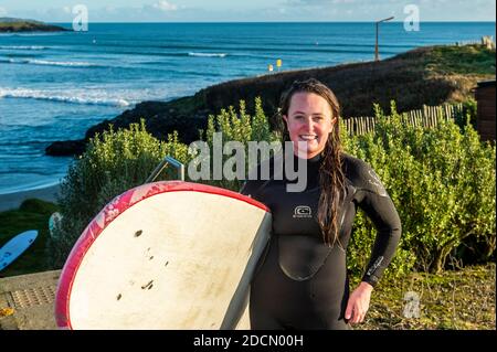 Inchydoney, West Cork, Irlanda. 22 novembre 2020. La soleggiata spiaggia di Inchydoney è stata oggi una destinazione molto apprezzata in una splendida domenica di novembre con un sacco di sole. Amy Mason di Ardfield trascorse il pomeriggio facendo surf. Credit: AG News/Alamy Live News Foto Stock