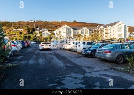 Inchydoney, West Cork, Irlanda. 22 novembre 2020. La soleggiata spiaggia di Inchydoney è stata oggi una destinazione molto apprezzata in una splendida domenica di novembre con un sacco di sole. I parcheggi erano pieni. Credit: AG News/Alamy Live News Foto Stock