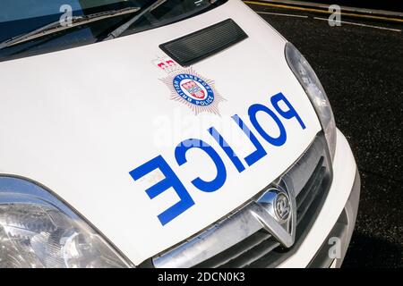 Logo e nome della British Transport Police sul cofano di una macchina di polizia, parcheggiata nel centro di Glasgow, Scozia, Regno Unito Foto Stock