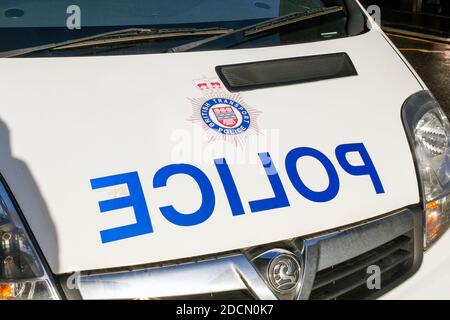 Logo e nome della British Transport Police sul cofano di una macchina di polizia, parcheggiata nel centro di Glasgow, Scozia, Regno Unito Foto Stock