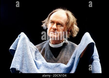 Oliver Ford Davies (Rev Lionel Espy) in UN DEMONE DA CORSA di David Hare al Cottesloe Theatre, National Theatre (NT), Londra SE1 08/02/1990 design: Bob Crowley illuminazione: Mark Henderson regista: Richard Eyre Foto Stock