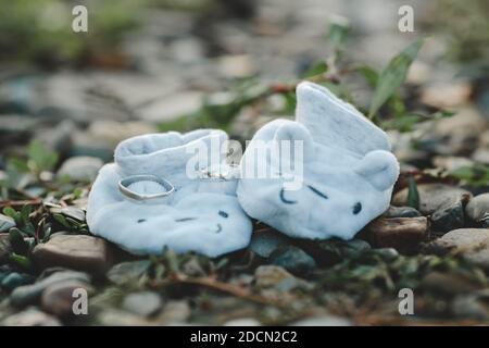 i due anelli d'argento sulle calze per bambini Foto Stock