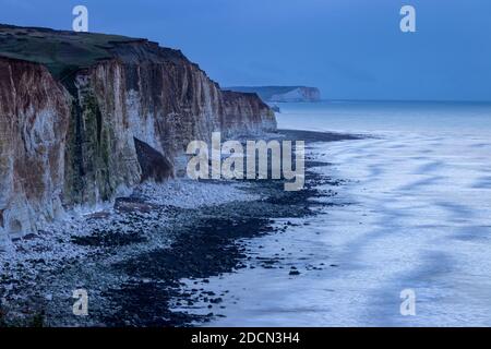La mattina presto lungo le scogliere di Peacehaven che guardano ad est faro a Newhaven e Seaford Head a est Sussex sud Inghilterra orientale Foto Stock
