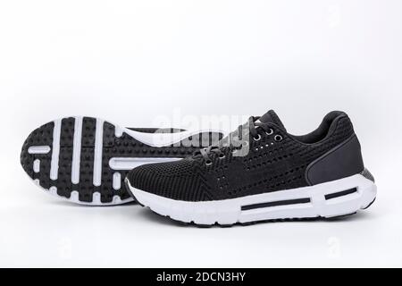 Scarpe per lo sport. Scarpa nera da uomo isolata su sfondo bianco. Foto Stock