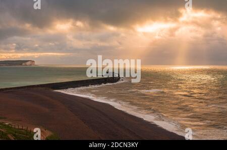 Vista a est da Castle Hill a Newhaven del faro E Seaford Head nell'Inghilterra sud-orientale del Sussex Foto Stock