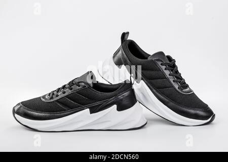 Scarpe per lo sport. Scarpa nera da uomo isolata su sfondo bianco. Foto Stock