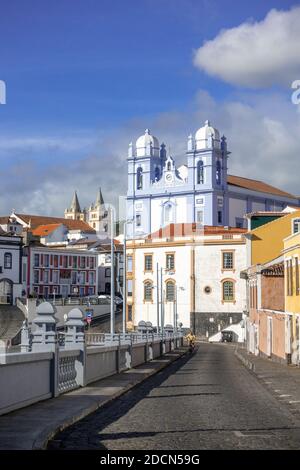 Angra do Heroismo Port Area con la Chiesa della Misericordia (Igreja da Misericordia), e Rue Direita sull'isola di Terceira le Azzorre Portogallo Foto Stock