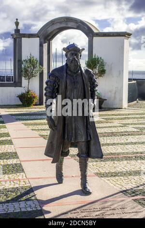 Statua di Vasco da Gama in patio da Alfandega Angra do Heroismo, esploratore portoghese a Terceira Azzorre Portogallo dall'artista americano Duker Bower Foto Stock