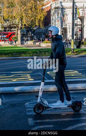 Londra, Regno Unito. 22 novembre 2020. Nonostante le nuove restrizioni, ci sono molte persone in circolazione. Godetevi il tempo e i colori autunnali in e intorno a Hyde Park durante il secondo Coronavirus Lockdown. Credit: Guy Bell/Alamy Live News Foto Stock