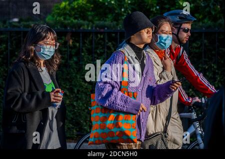 Londra, Regno Unito. 22 novembre 2020. Nonostante le nuove restrizioni, ci sono molte persone in circolazione. Godetevi il tempo e i colori autunnali in e intorno a Hyde Park durante il secondo Coronavirus Lockdown. Credit: Guy Bell/Alamy Live News Foto Stock