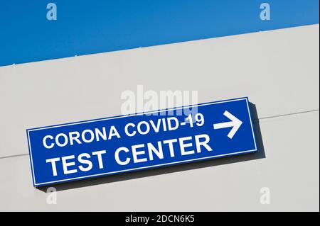 Segnale del centro di test Corona Covid-19 Foto Stock