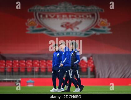 I giocatori di Leicester City ispezionano il campo prima della partita della Premier League ad Anfield, Liverpool. Foto Stock