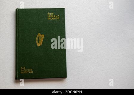 Copertura passaporto irlandese. Vecchio design in oro verde utilizzato prima dell'introduzione della segnaletica dell'Unione europea. Documento d'identità rilasciato ai cittadini della Repubblica d'Irlanda Foto Stock