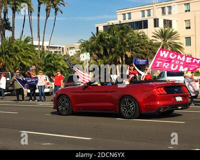 Persone e bandiere in un Trump Rally nel centro di San Diego che si è tenuto dopo le elezioni del 2020 è stato chiamato Per Joe Biden Foto Stock