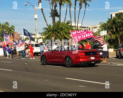 Persone e bandiere in un Trump Rally nel centro di San Diego che si è tenuto dopo le elezioni del 2020 è stato chiamato Per Joe Biden Foto Stock