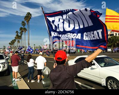 Persone e bandiere in un Trump Rally nel centro di San Diego che si è tenuto dopo le elezioni del 2020 è stato chiamato Per Joe Biden Foto Stock