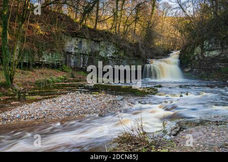 Un'immagine in HDR mescolata in inverno di West Burton Falls, conosciuta anche come Cauldron Falls, nel villaggio di West Burton, Bishopdale, Yorkshire, Inghilterra. Foto Stock